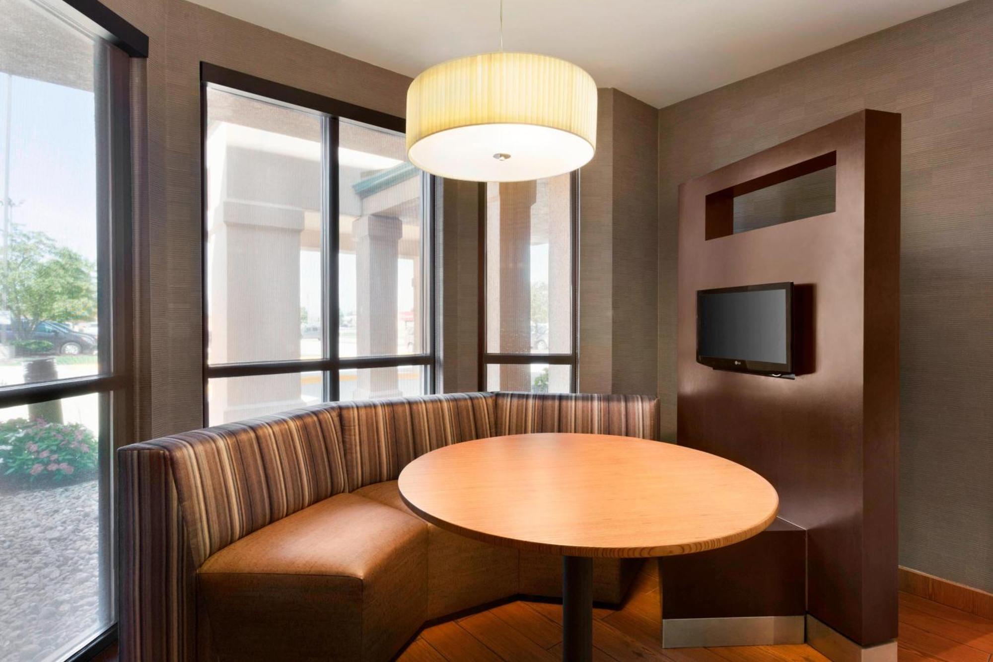 Courtyard By Marriott Bloomington Normal Hotell Eksteriør bilde
