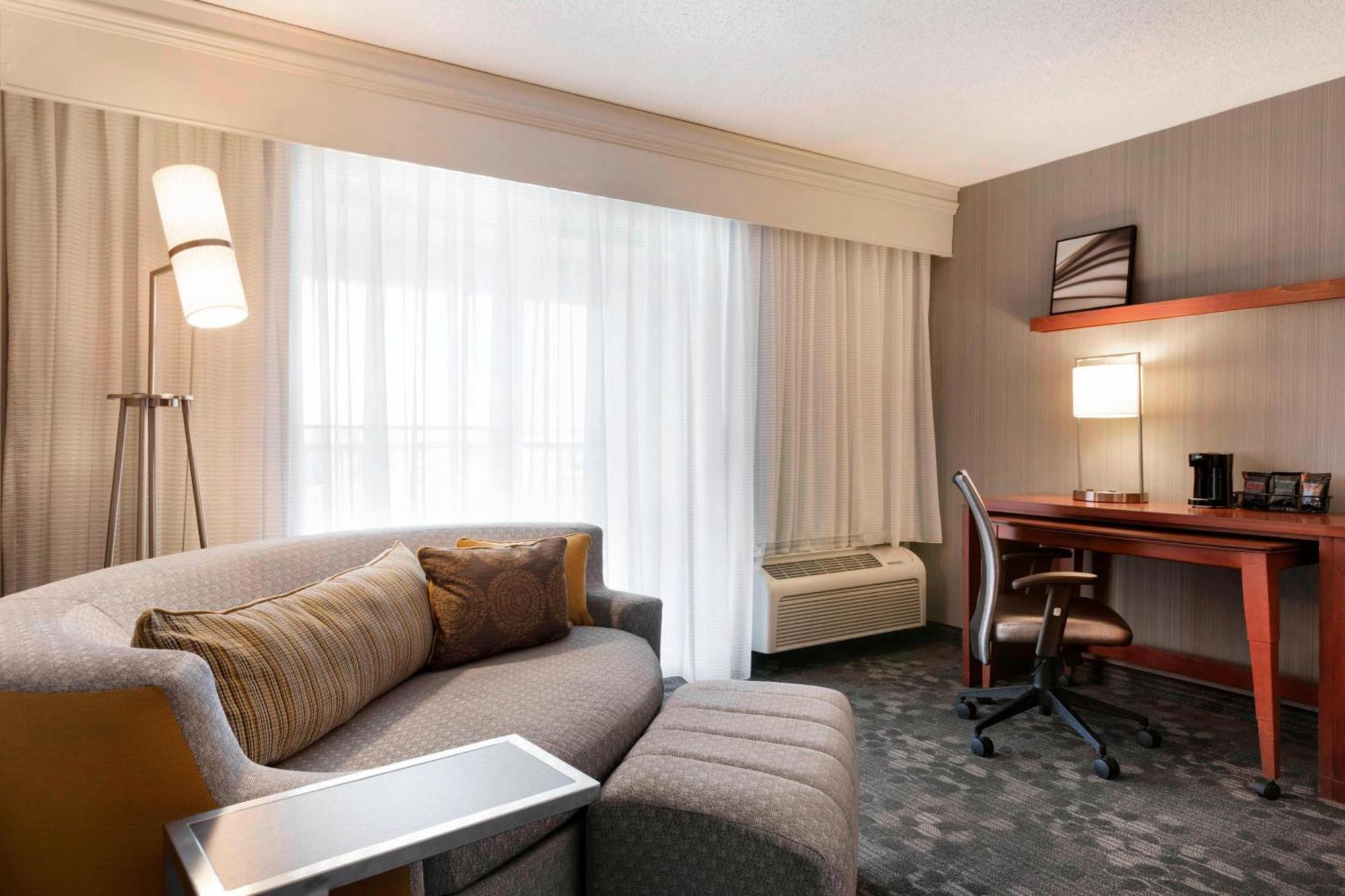 Courtyard By Marriott Bloomington Normal Hotell Eksteriør bilde
