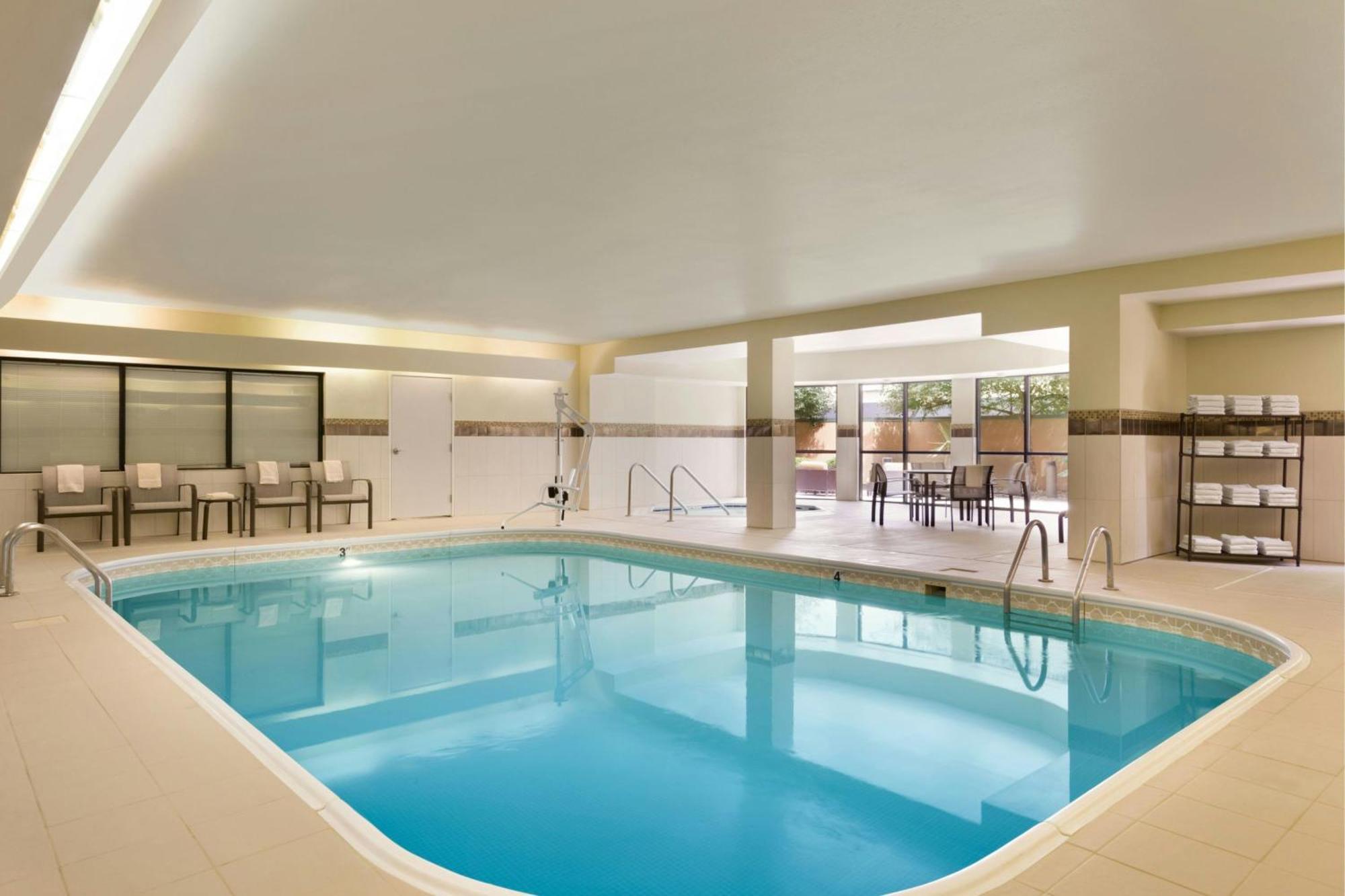 Courtyard By Marriott Bloomington Normal Hotell Eksteriør bilde